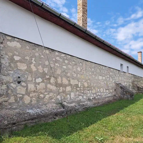 A vend&eacute;gh&aacute;z h&aacute;ta, ami egy parkkal hat&aacute;ros.