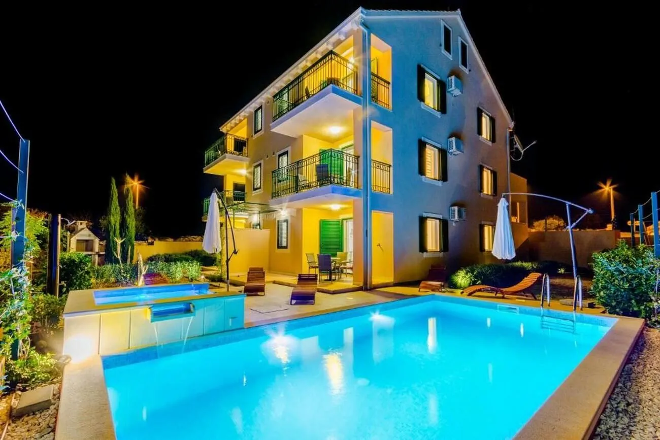 Family-friendly Apartments With Swimming Pool Milna, Brač - 22122 Milna