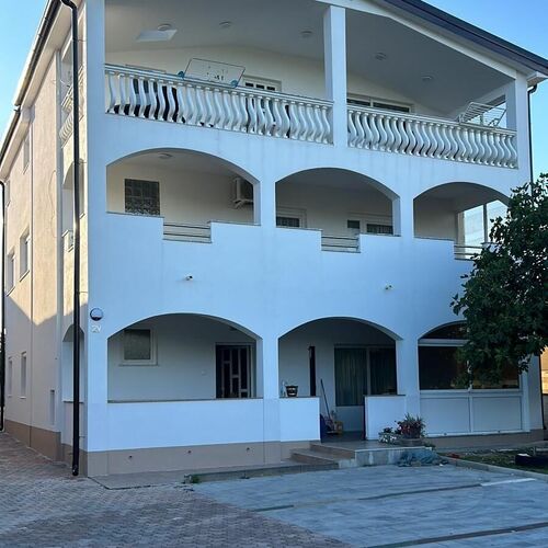 Apartmanok Parkolóhellyel Vir - 23444  2