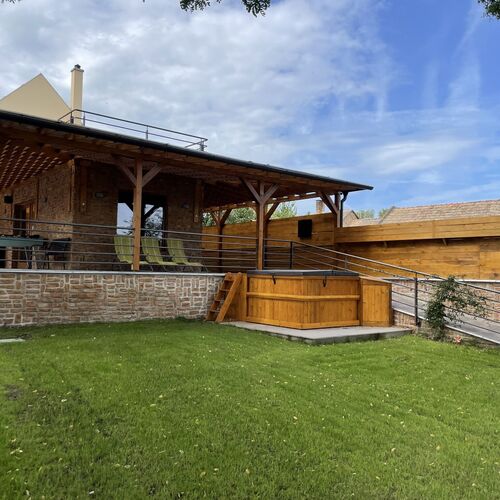 Fürdődézsa, egész évben üzemel. 