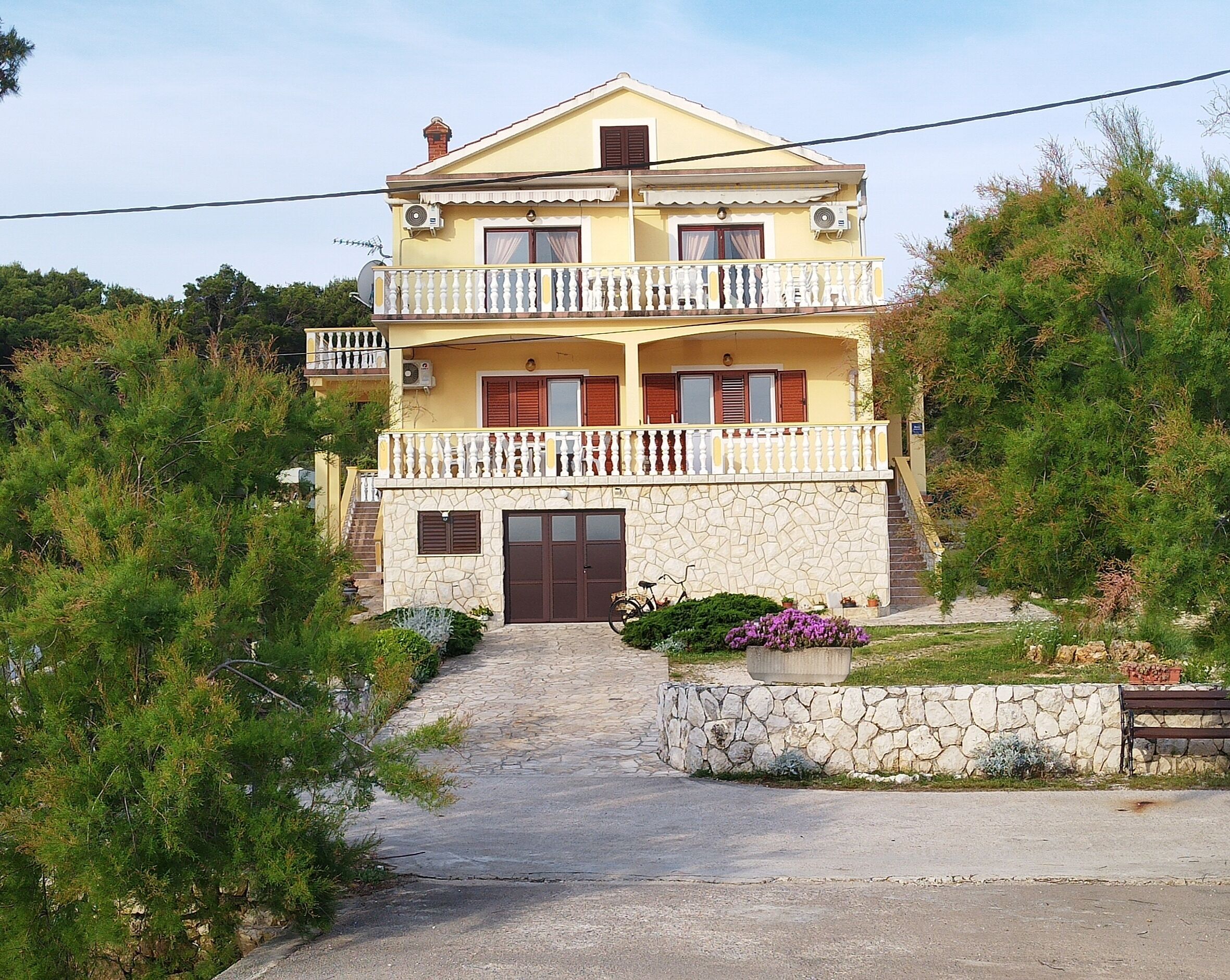 Apartments Grbac Veli Rat-Seaside Veli Rat