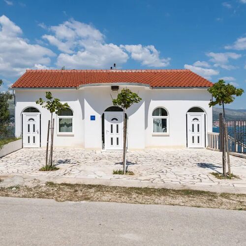 Apartments Anto Okrug Donji  4