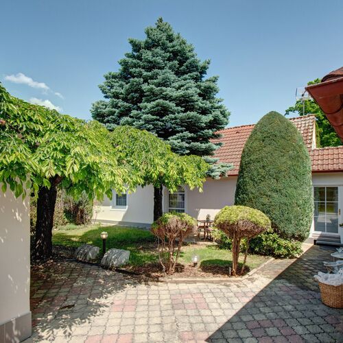 DOMEČEK u zámeckého parku