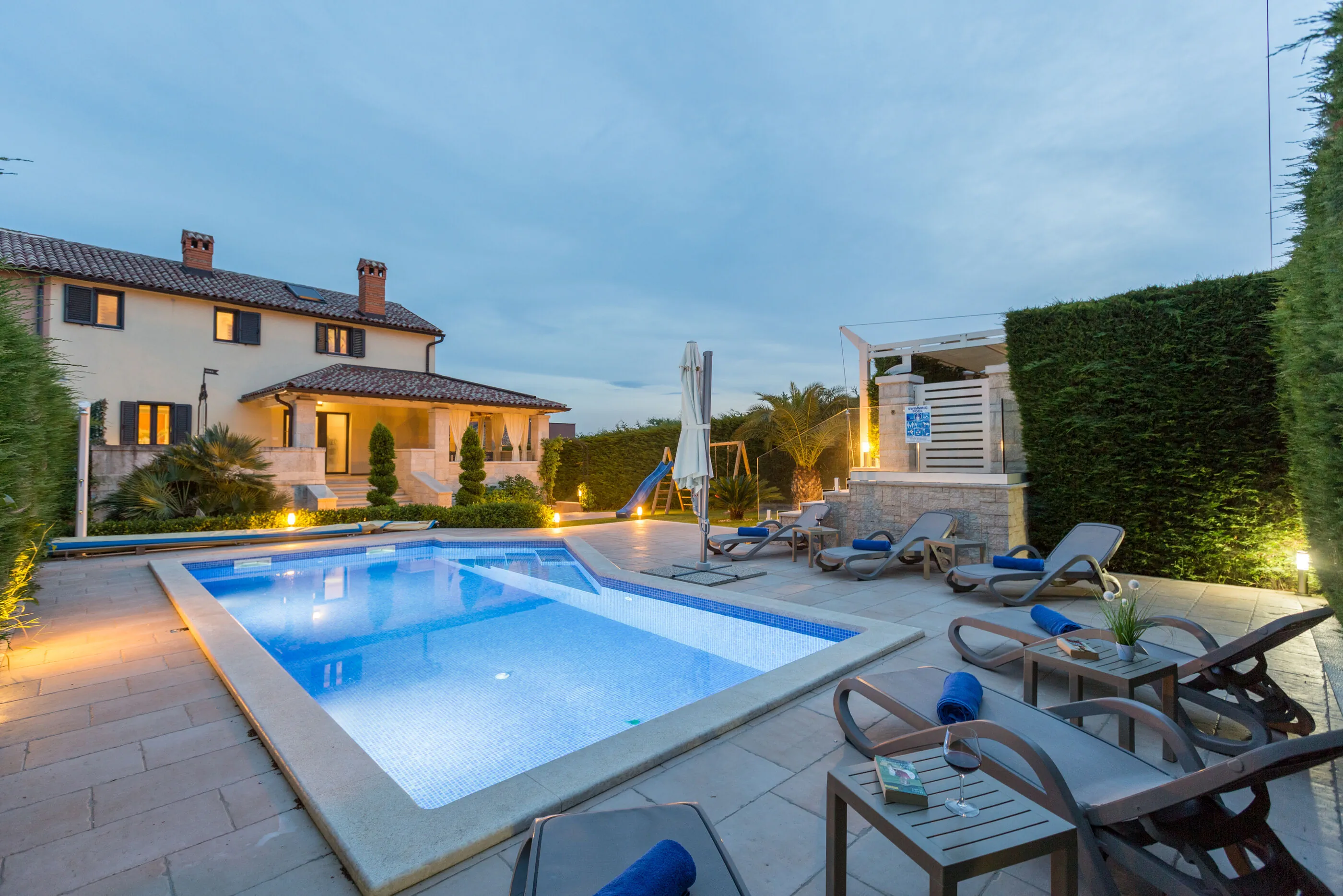Villa Anabel s bazenom i whirlpool-om Kastelir II