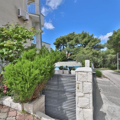 Apartments Bozo Okrug Donji  4