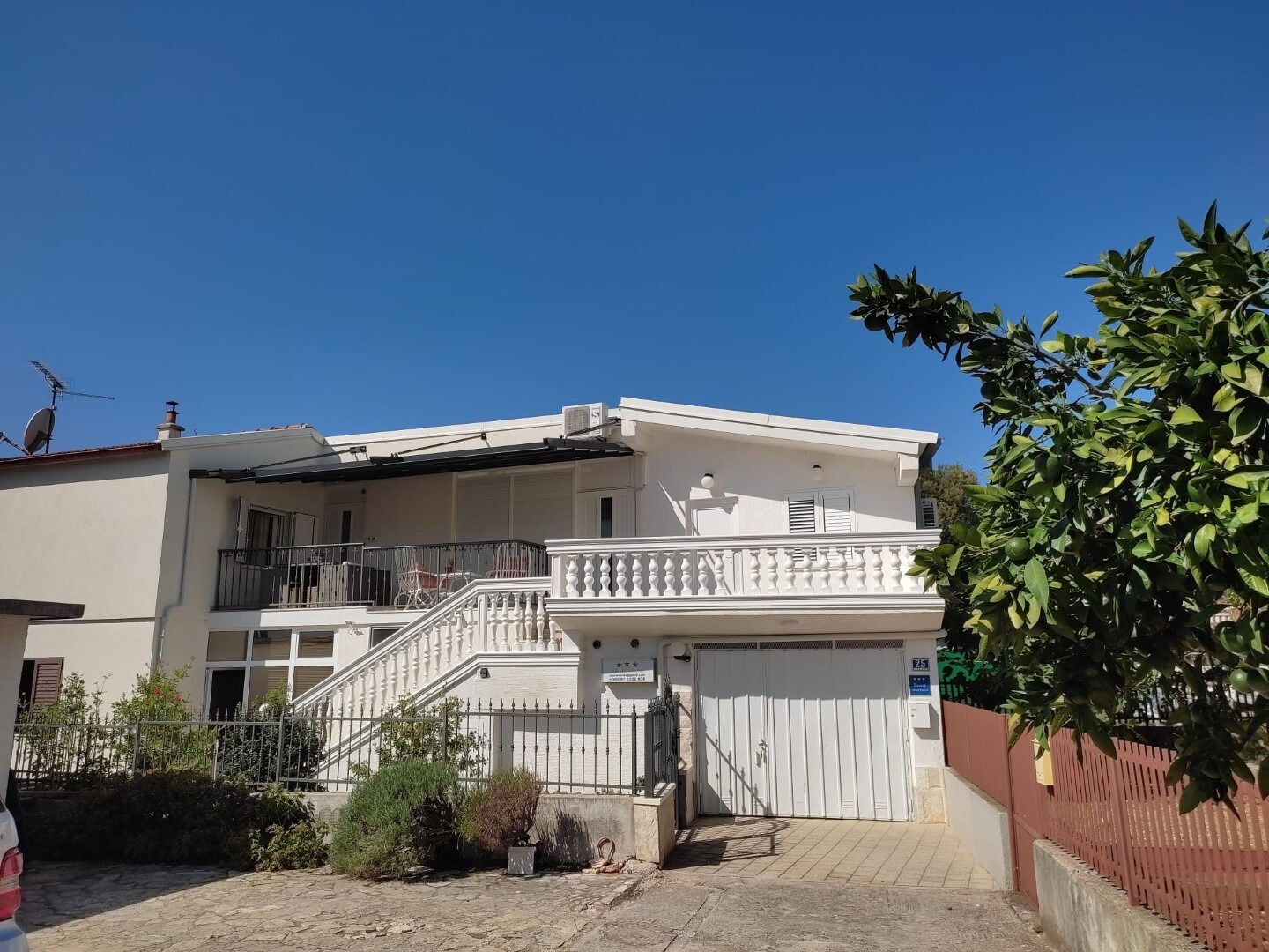 Apartments Neve Grebastica