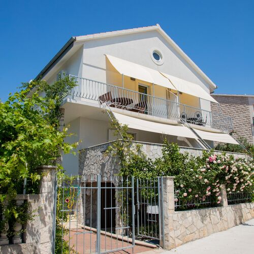 Apartments Vida with garden Orebic