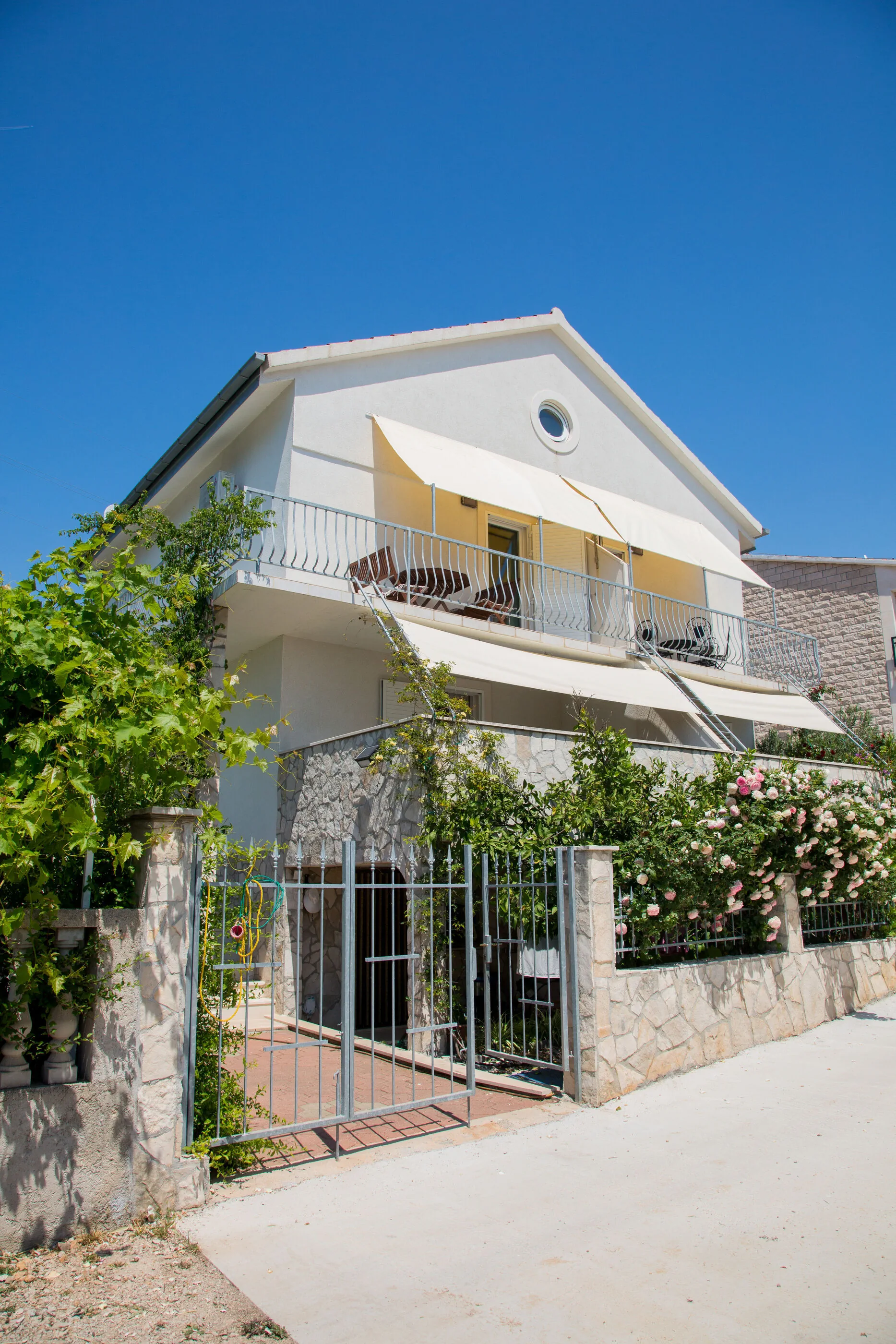 Apartments Vida with garden Orebic