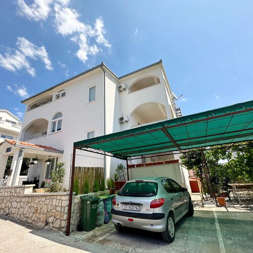 Apartments Mari Okrug Gornji