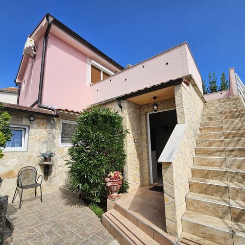 Holiday House Kate Malinska ★★★★ 4