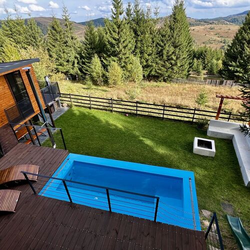 Curte interiora cu piscina incalzita (disponibila tot anul)