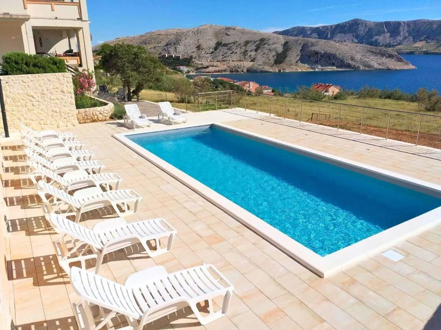 Apartments PoolHouse Metajna