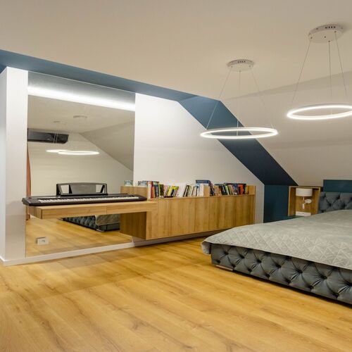 Sypialnia gł&oacute;wna z łazienką i garderobą