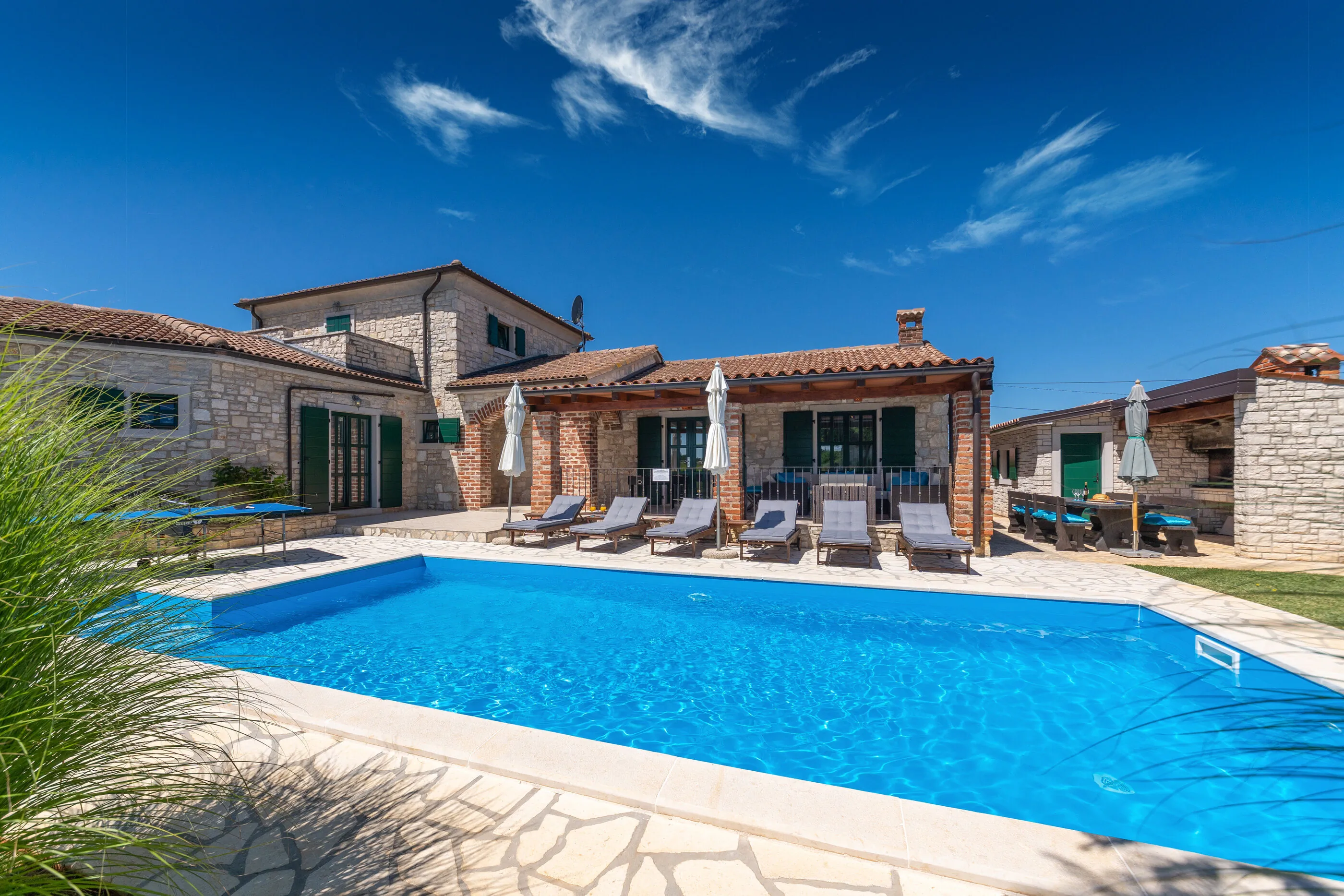 Villa Una u istarskom stilu s bazenom Vizinada