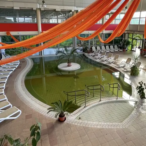 Wellness r&eacute;szleg, gy&oacute;gyvizes medence, 35-37 &deg;C