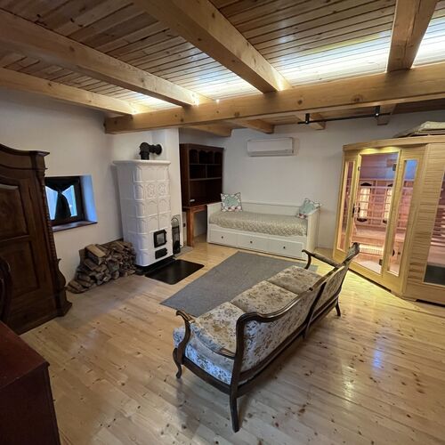 A másik szoba, infraszaunával, cserépkályhával.