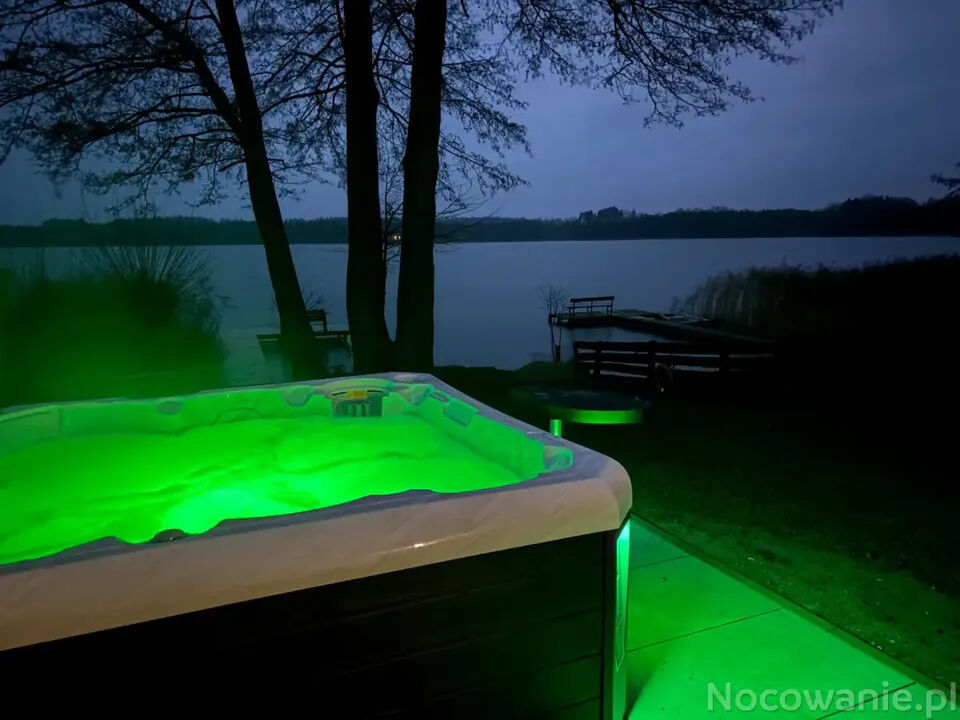 Domek na brzegu jeziora