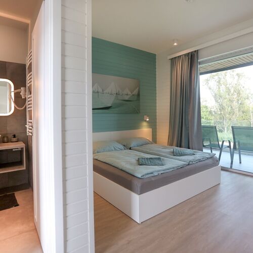 K&eacute;t&aacute;gyas zuhanyz&oacute;s, erk&eacute;lyes szoba