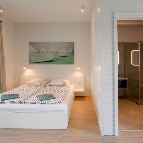 K&eacute;t&aacute;gyas zuhanyz&oacute;s, erk&eacute;lyes szoba