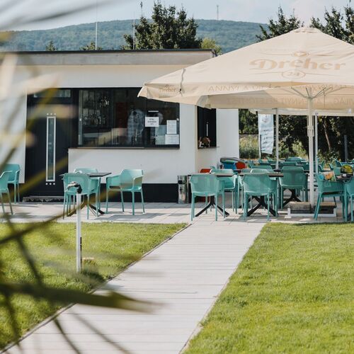 Bisztr&oacute;, k&aacute;v&eacute;z&oacute;