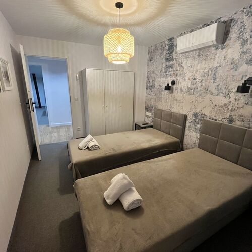 Sypialnia z pojedynczymi łóżkami 