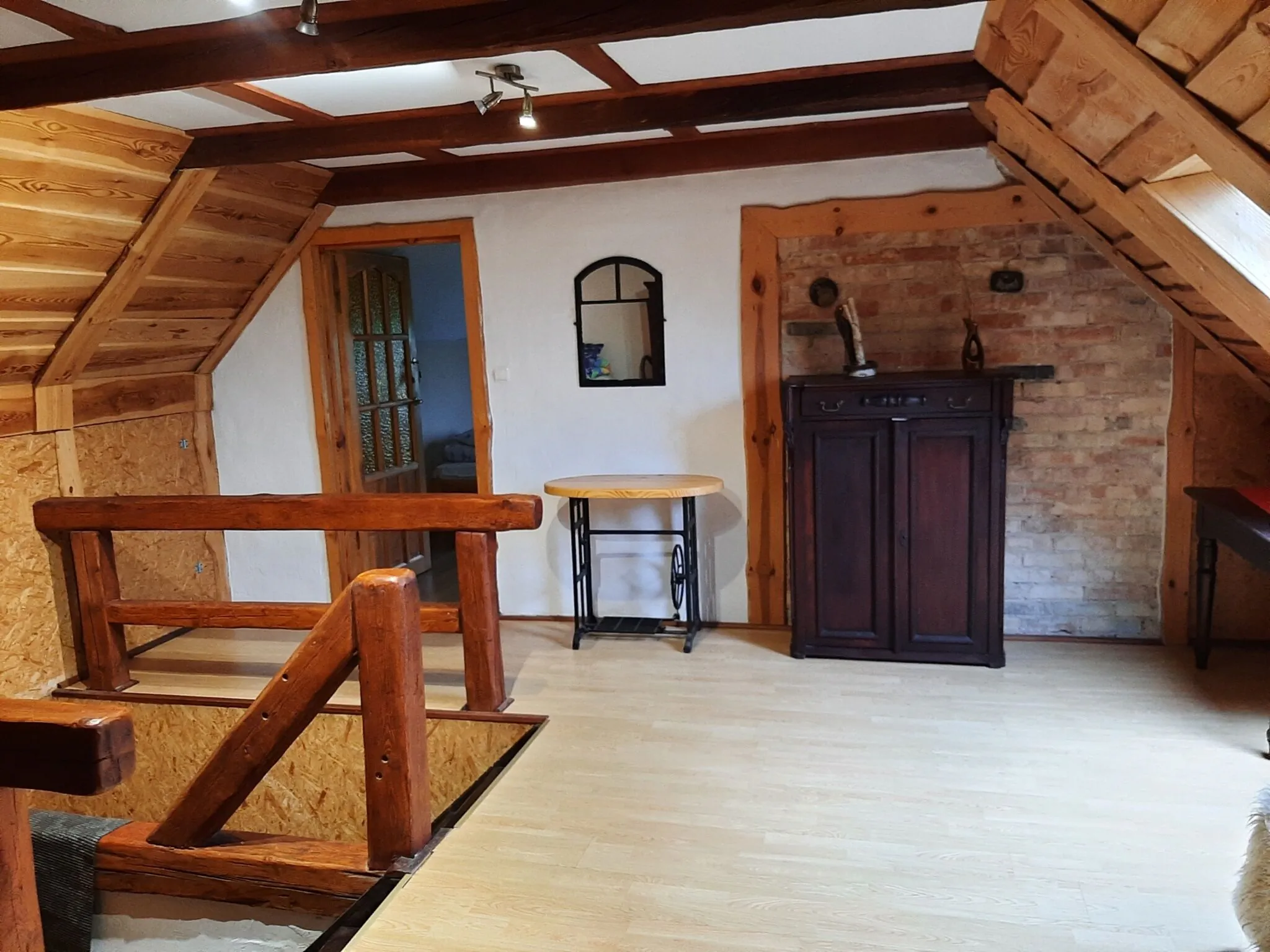 Między lasem a jeziorem Czarnówka 