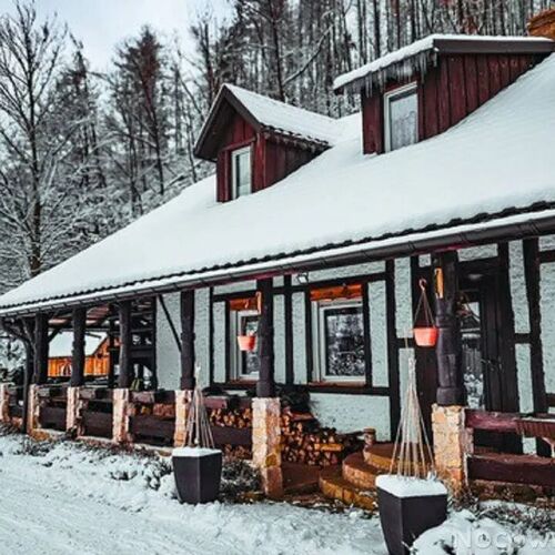 Wejście do sali kominkowej i jadalni