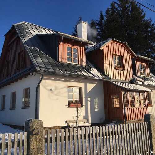 Chalupa, kde se nach&aacute;z&iacute; v př&iacute;zem&iacute; horsk&yacute; apartm&aacute;n Zvonička