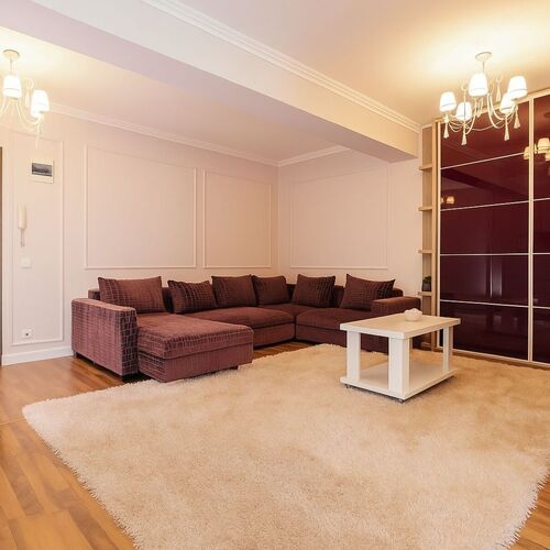 Zona de living este dotata cu o canapea extensibila, care este perfecta pentru a gazdui 2 persoane (adulti sau copii).