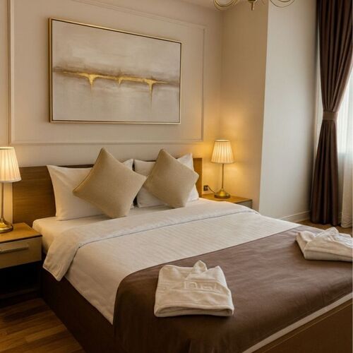 Dormitorul 1 oferă un ambient elegant și confortabil, fiind dotat cu pat matrimonial, televizor și zonă de relaxare.