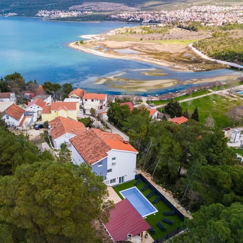 Villa Ivanovi Dvori Donji Karin