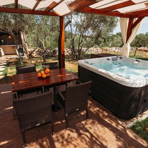 House Stone house with jacuzzi Lukoran