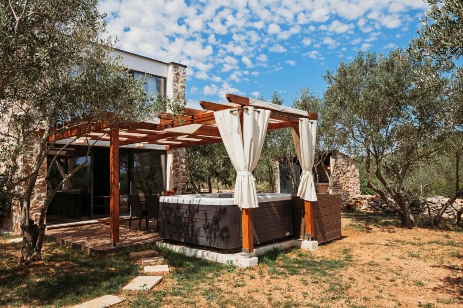 House Stone house with jacuzzi Lukoran