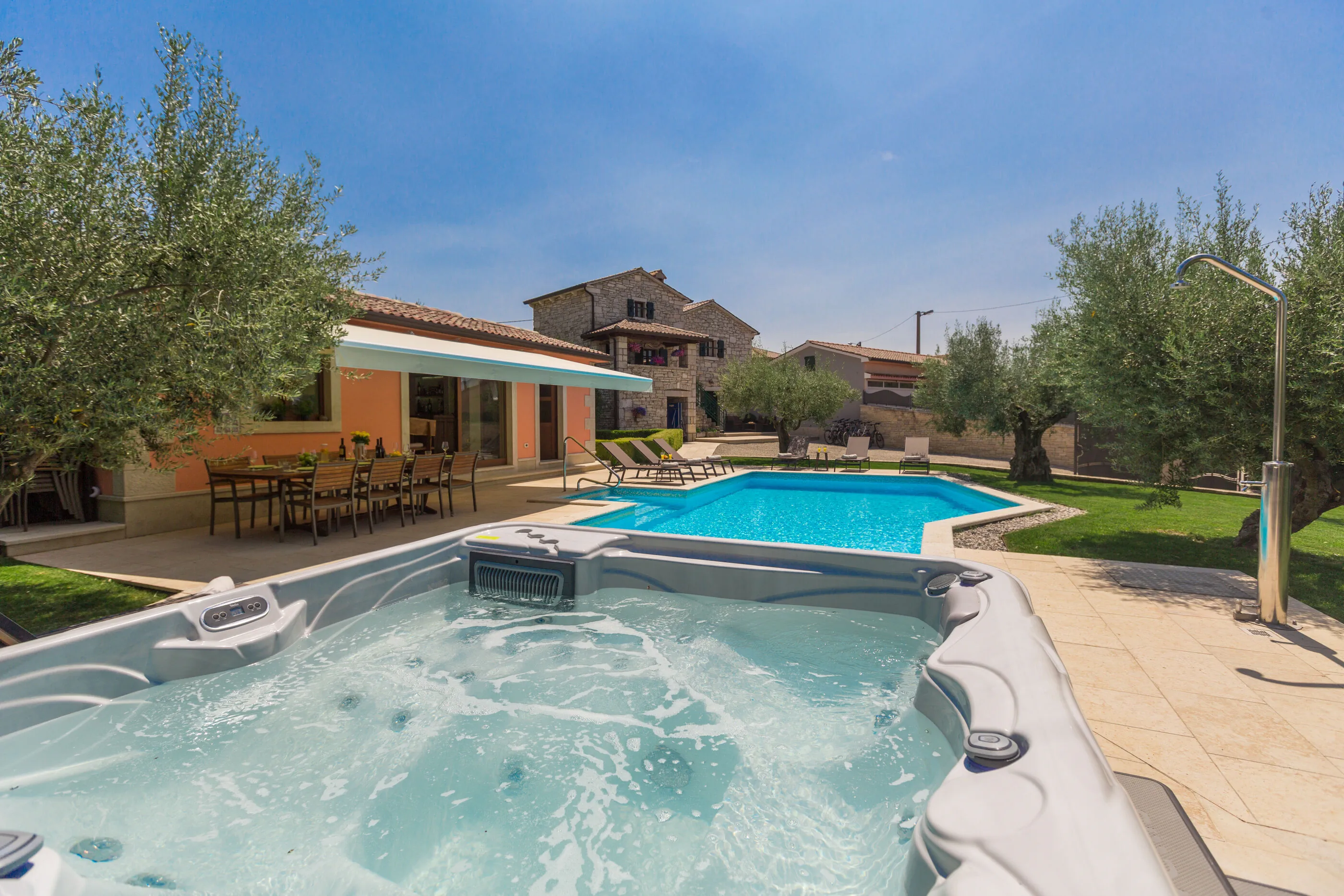 Villa Ulika s bazenom rustikalnog ugođaja Visnjan