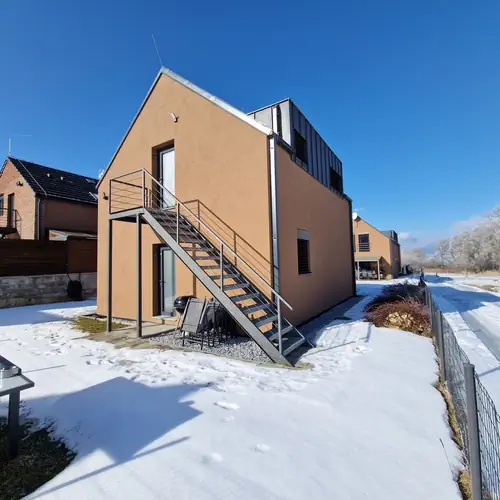 Vchod do apartm&aacute;nu, spodn&iacute; dveře