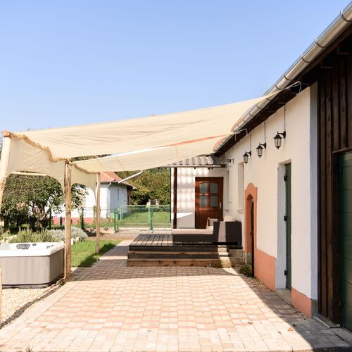 A Piroska h&aacute;z terasz&aacute;n &uuml;ld&ouml;g&eacute;lve &aacute;t&eacute;lheted a vid&eacute;ki nyugalmat, mik&ouml;zben a term&eacute;szet &ouml;lel&eacute;s&eacute;ben pihensz.