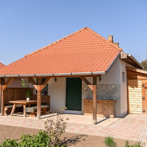 A Pali h&aacute;z terasz&aacute;n a term&eacute;szet k&ouml;zels&eacute;ge &eacute;s a vid&eacute;ki nyugalom t&ouml;k&eacute;letes harm&oacute;ni&aacute;t teremt.