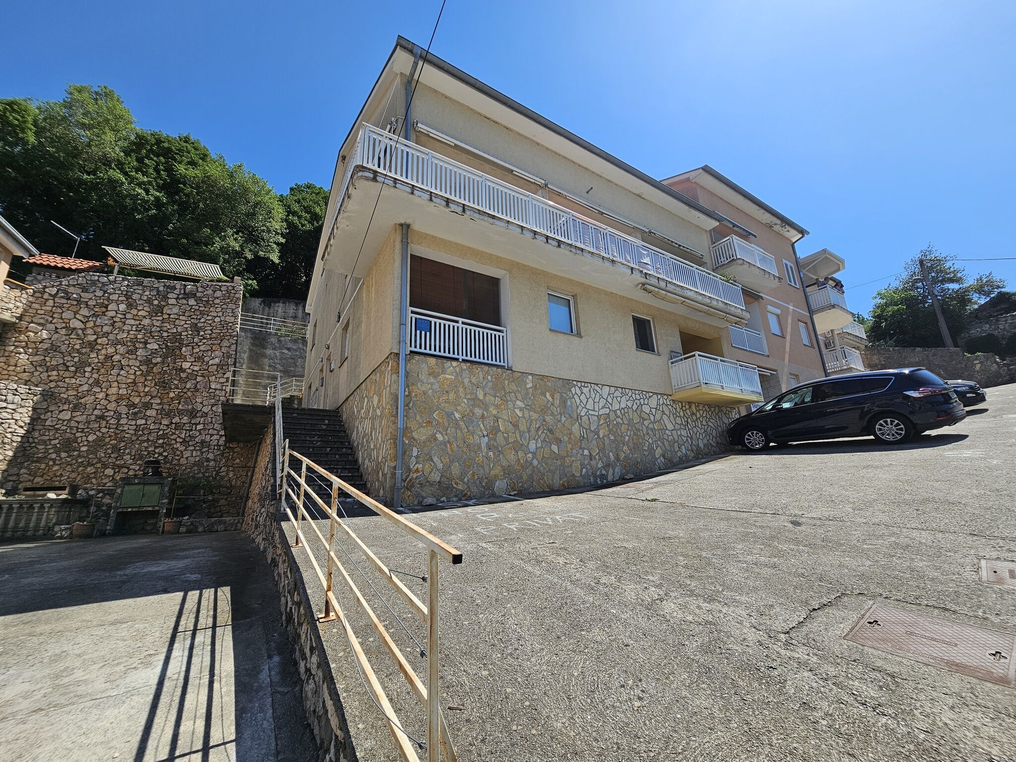 the building - apartment on the 1st floor