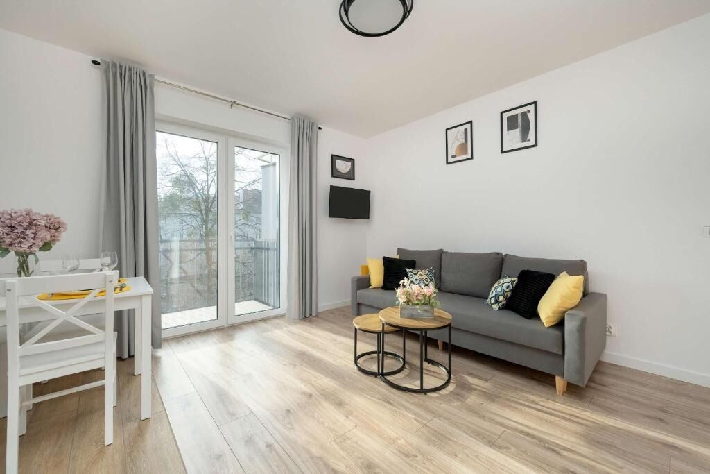 Reja Sunny Apartment with Parking Wrocław by Noclegi Renters