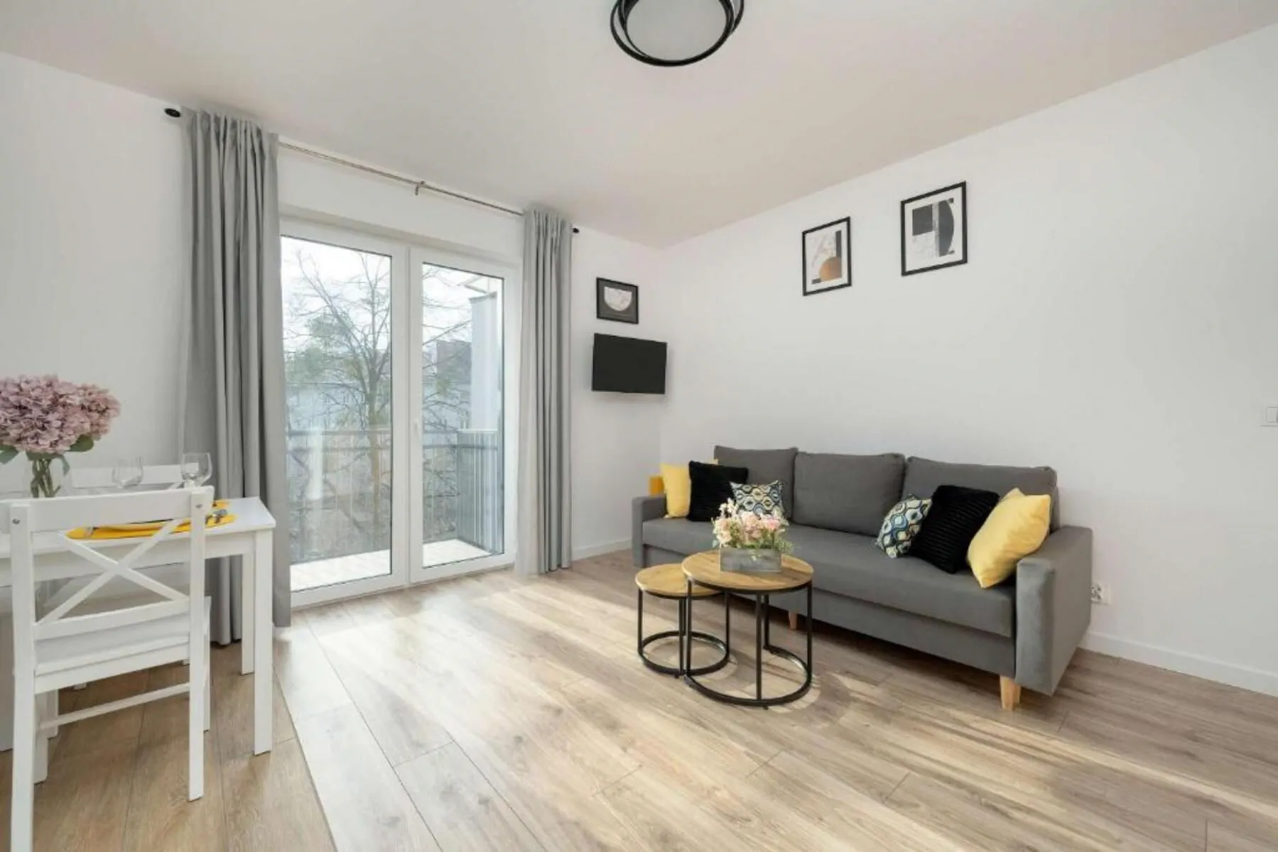 Reja Sunny Apartment with Parking Wrocław by Noclegi Renters