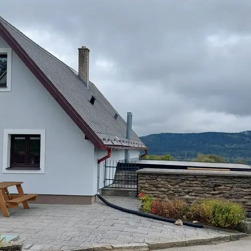 Zadn&iacute; pohled, venkovn&iacute; posezen&iacute;