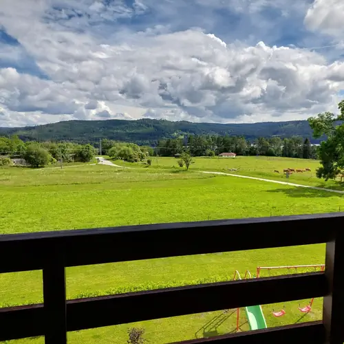 V&yacute;hled z balkonu mezonetov&eacute;ho apartm&aacute;nu směrem k přehradn&iacute; n&aacute;drži Lipno