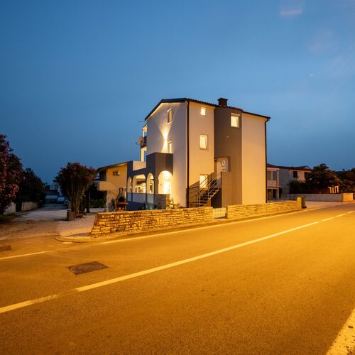 Apartmanok Parkolóhellyel Vir - 23689  3