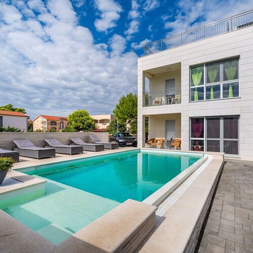 Apartmanok Családok Részére Medencével Vir - 23976  4