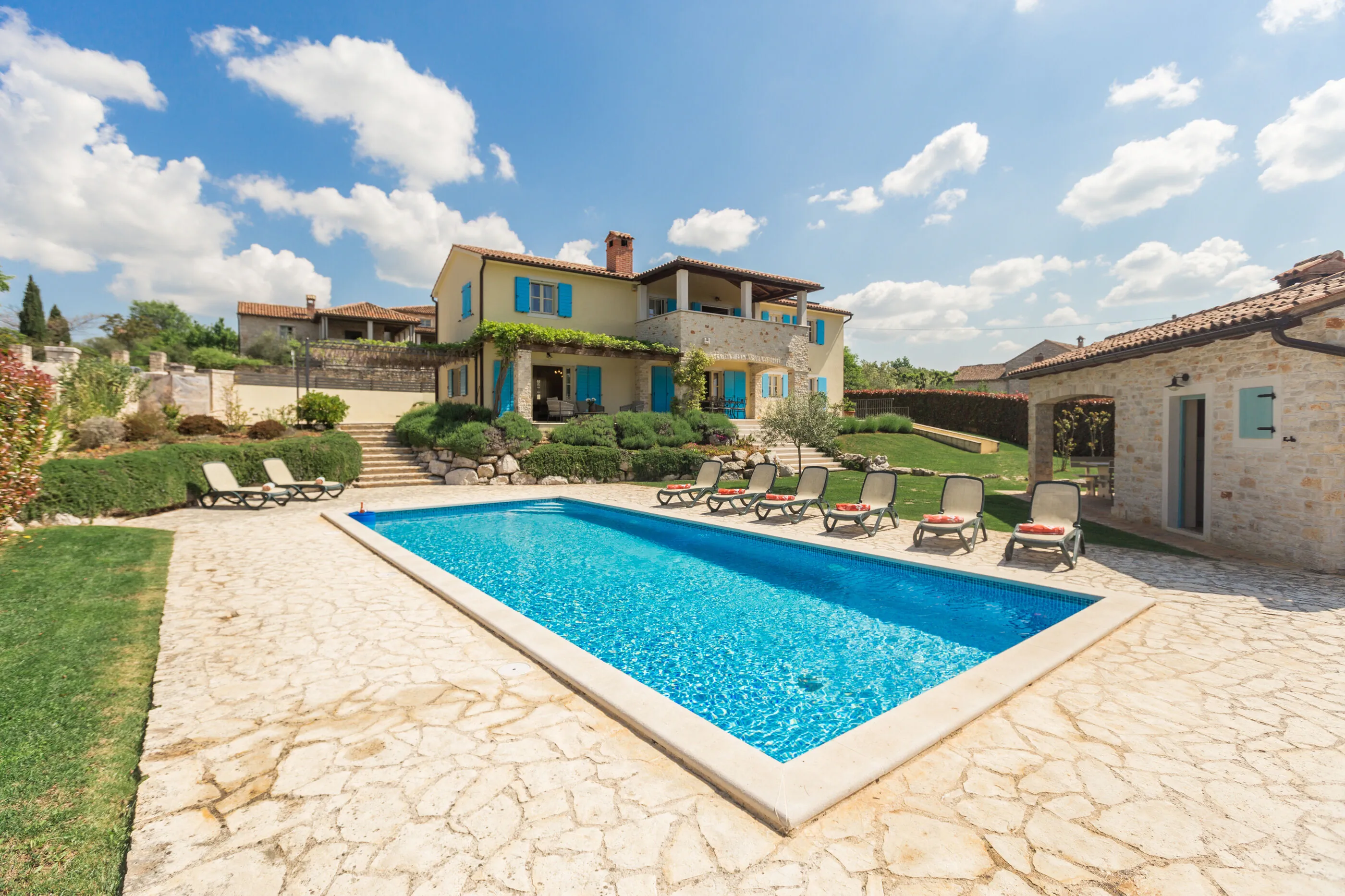 Villa Vista Azzurra s bazenom u zelenoj unutrašnjosti Istre Sveti Lovrec