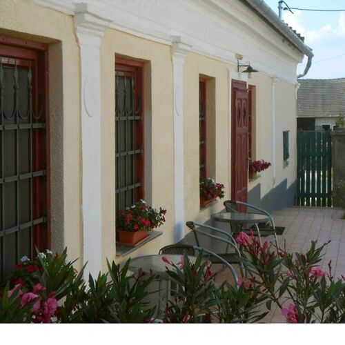 Bruderhaus 18 Vendégház Vöröstó