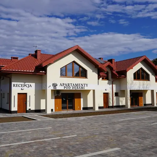 Widok z przodu na Apartamenty pod Dębami