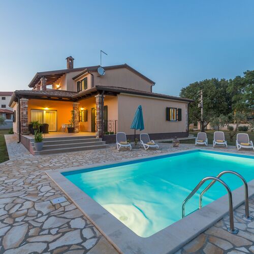 Villa Natura s bazenom okružena zelenilom Sveti Lovrec