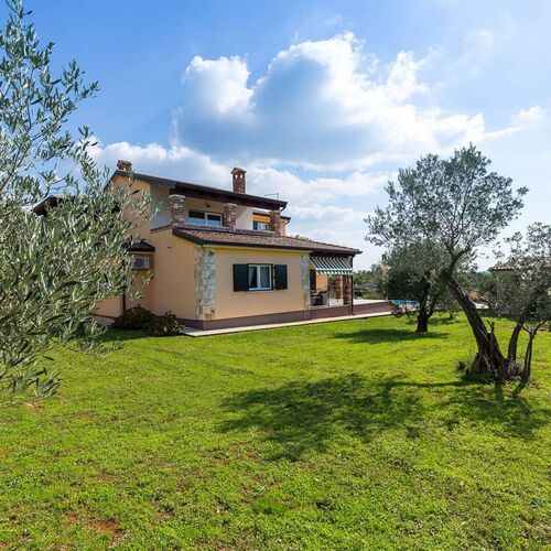 Villa Natura s bazenom okružena zelenilom Sveti Lovrec