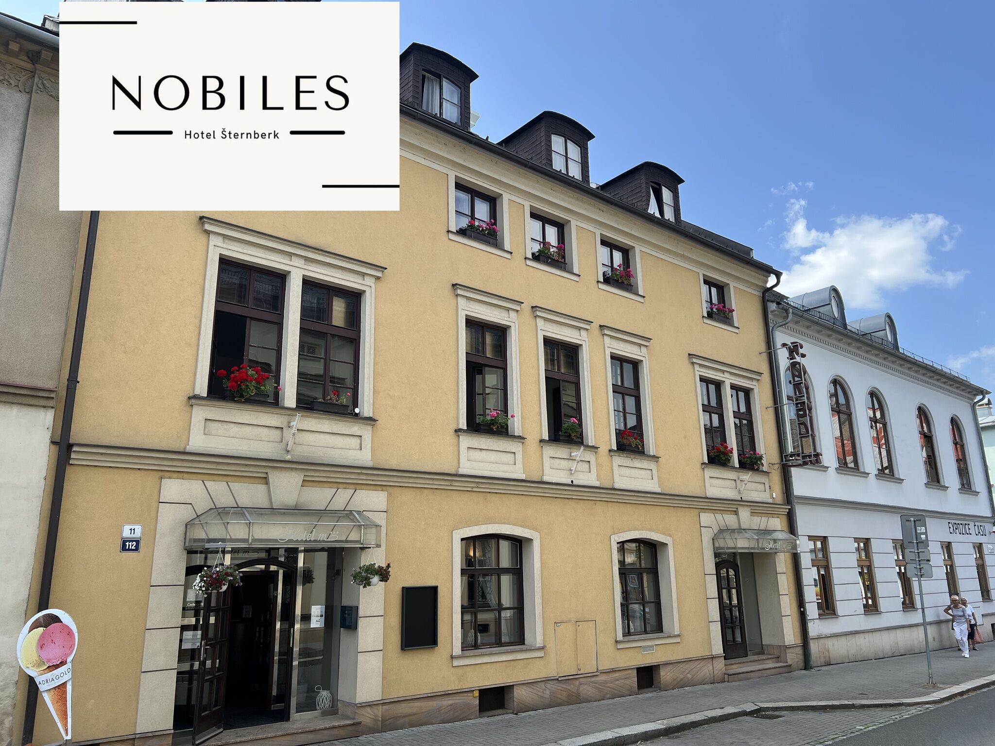 Fasáda hotelu. Hlavní vstup z Čechovy ulice.